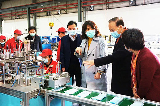 青浦区委副书记杨小菁等向导一行考察九洲国际全自动口罩生产流水线装备