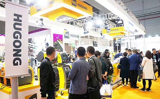 第二届进博会九洲国际意大利CEA展位数字化焊机很受接待